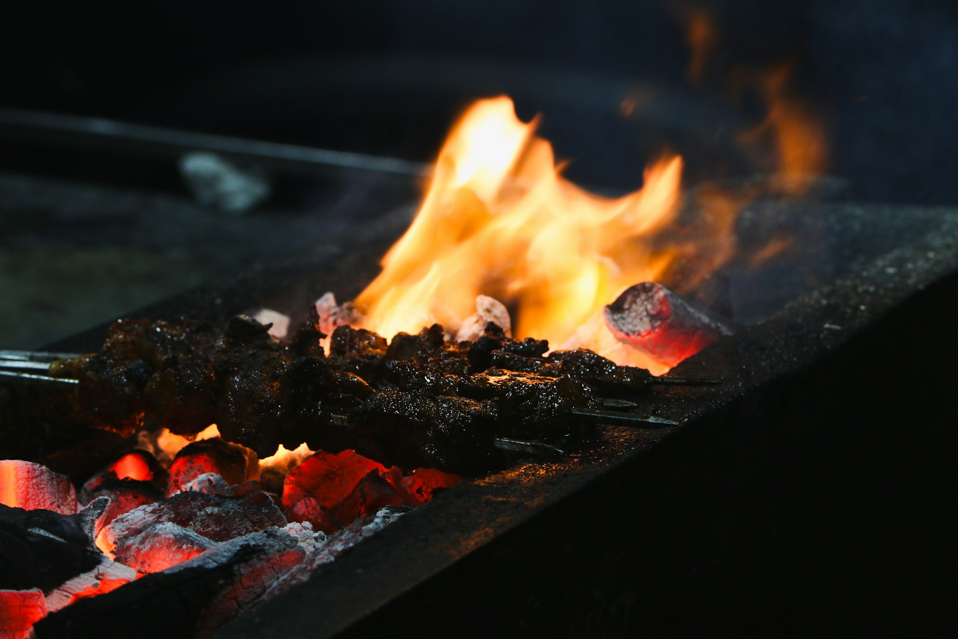 Tyrkisk kebab grillet over glødende kul