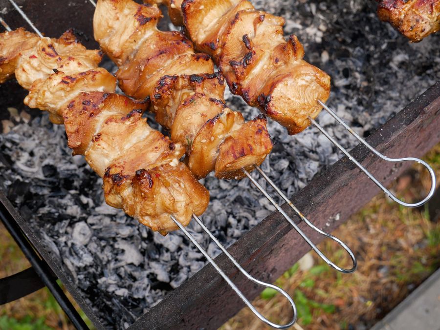 Kyllingespyd fra kulgrillen